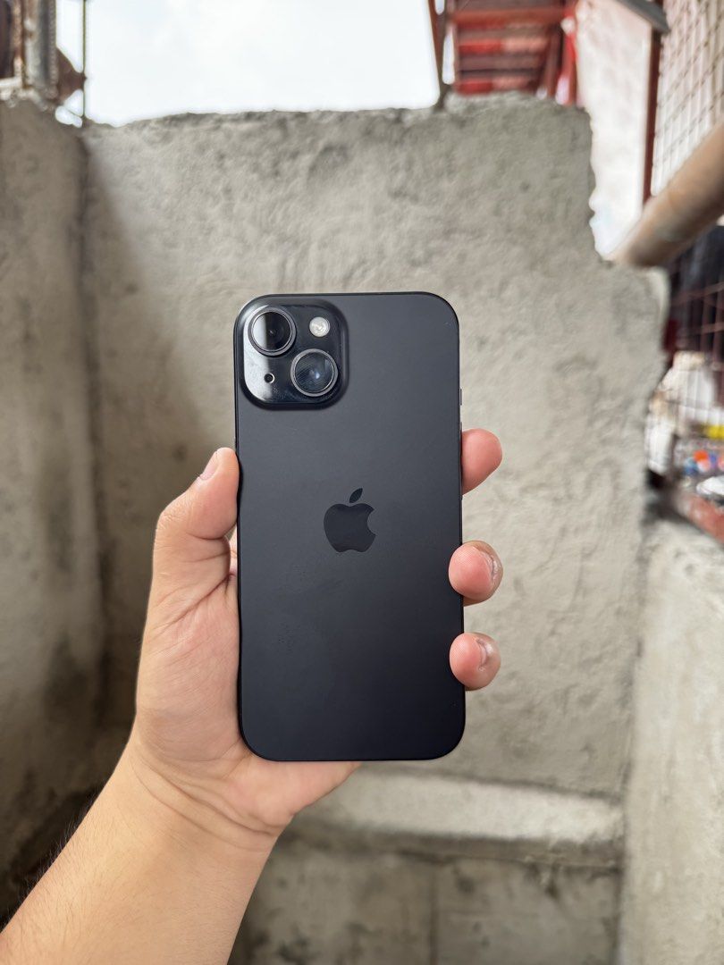 IPHONE 15 256 (Category: iPhone 15 Series) located in Caloocan City. Submitted by joyce_c7 (Listing ID 1466192182, Image 3). Description: IPHONE 15 256 MIDNIGHT BLACK RUSH‼️‼️IPHONE 15 256GB PRICE: 27500(fix and firm brand new condition kaya hindi ka lugi) Best Features: 6.1” Super Retina XDR OLED Display(LCD serviced by Apple Authorized Service Provider) Dynamic Island 48MP Main Camera + 12MP Ultra Wide 4K Cinematic & Action Mode A16 Bionic Chip