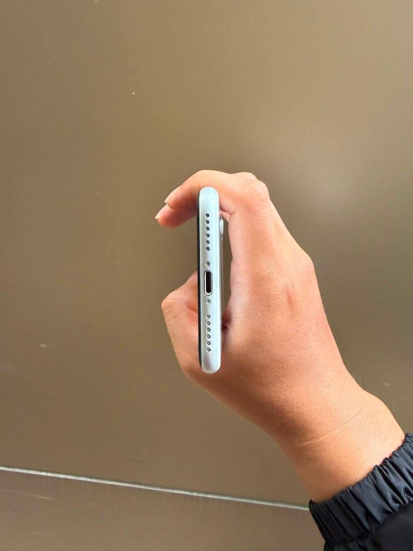 IPHONE SE 2020 (Category: iPhone SE Series) located in Las Pinas. Submitted by alibaeeee (Listing ID 1465791770, Image 3). Description: NO ISSUE RUSH 81 bh. 64 gb. Meetup vista mall las piñas or sm..