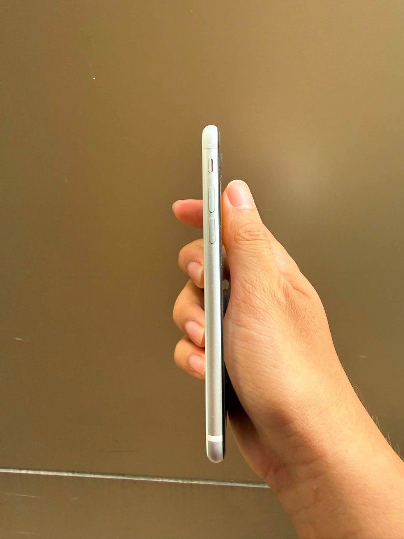 IPHONE SE 2020 (Category: iPhone SE Series) located in Las Pinas. Submitted by alibaeeee (Listing ID 1465791770, Image 2). Description: NO ISSUE RUSH 81 bh. 64 gb. Meetup vista mall las piñas or sm..