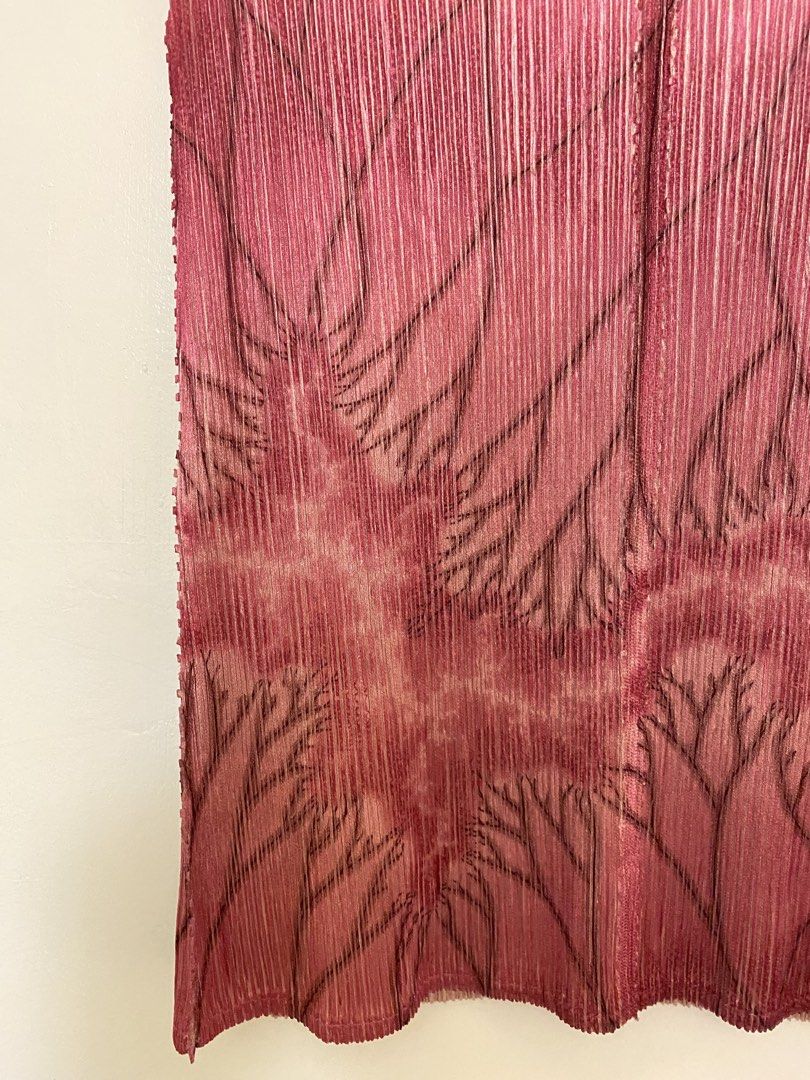 Issey Miyake Pleats Please Alternative Top (Category: Sleeveless) located in Makati City. Submitted by bottega_boi (Listing ID 1466253244, Image 3). Description: Small To Medium .