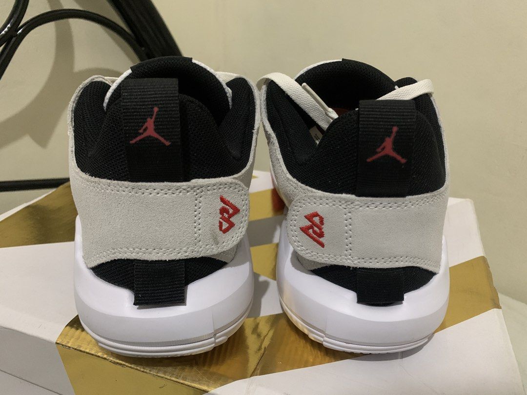 J1 take down 5 (Category: Sneakers) located in Manila. Submitted by andreiluces23 (Listing ID 1466175453, Image 3). Description: Not been used nasukat lang Size 9.5 2500 nego pa General Trias Cavite Location.