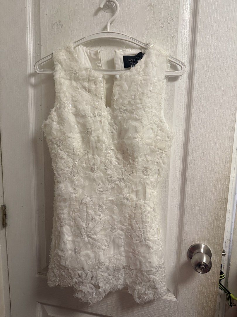 Jariya Bangkok Gown 2pc (Category: Evening dresses & gowns) located in Manila. Submitted by fzthsdjp9g73662 (Listing ID 1466320728, Image 2). Description: Size small can fit to medium Long skirt until ankle Color: White & Taupe Length : 65 in Waist: 26-28 in Bust: 30 in Arm hole: 9 in.
