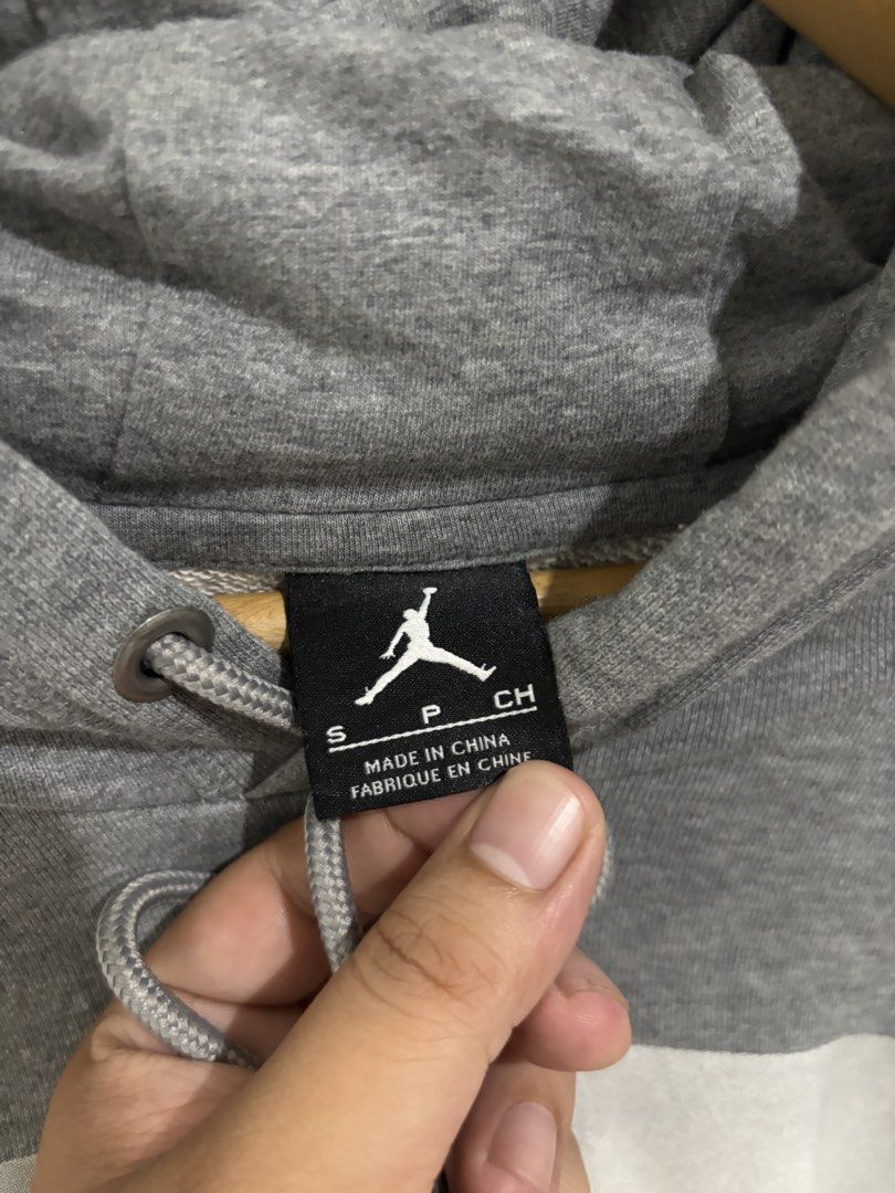 JORDAN WINGS PULLOVER (Category: Coats, Jackets and Outerwear) located in Butuan. Submitted by thrift.maxey (Listing ID 1466312681, Image 2). Description: 22/27 Excellent to new No issue.