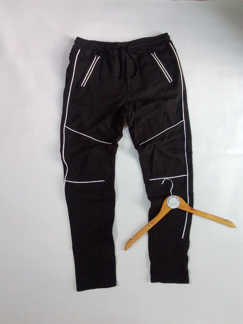 Just Cavalli Black Sweatpants Joggers Size M (Category: Joggers) located in Malilipot. Submitted by santosbolofer (Listing ID 1466219618, Image 1). Description: Just Cavalli Black Sweatpants Joggers Medium on tag Waistline 32-34 Length 41 Hem 6 Verygood condition 📍 9/10 colorate 800 plus sf.