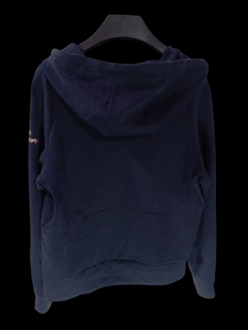 Kappa Navy Blue Zip-Up Hoodie (Category: Coats, Jackets and Outerwear) located in Rodriguez. Submitted by enzo.tv (Listing ID 1466325868, Image 3). Description: - Brand: Kappa - Color: Navy blue - Details: Rose gold zipper, drawstring tips, chest logo, and sleeve cursive text - Measurements: 18 inches length, 16 inches width - Condition: Great everyday piece, easy to style.