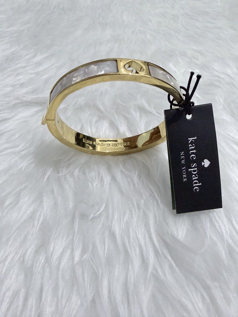 Kate Spade Hinge Bangle (Category: Bracelets) located in Manila. Submitted by shobeybe08 (Listing ID 1466250688, Image 1). Description: KATE SPADE HINGE BANGLE (Mother of Pearl) brandnew With intact tag Bought in US 🇺🇸 Guaranteed authentic Comes with free DUSTBAG from KATE SPADE 💕 Onhand and ready to ship LALAMOVE READY/ LBC/ GRAB Loc: manila DM for inquiries 🫶.