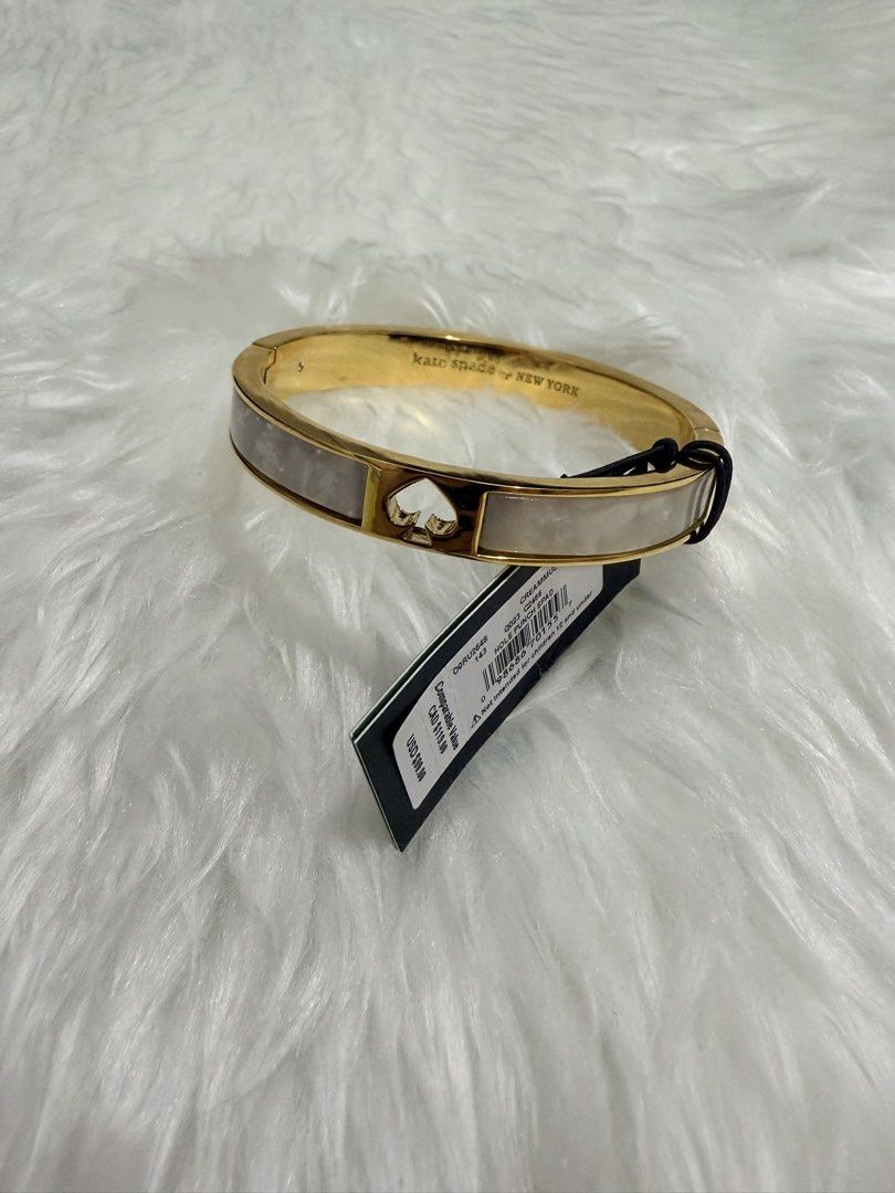 Kate Spade Hinge Bangle (Category: Bracelets) located in Manila. Submitted by shobeybe08 (Listing ID 1466250688, Image 2). Description: KATE SPADE HINGE BANGLE (Mother of Pearl) brandnew With intact tag Bought in US 🇺🇸 Guaranteed authentic Comes with free DUSTBAG from KATE SPADE 💕 Onhand and ready to ship LALAMOVE READY/ LBC/ GRAB Loc: manila DM for inquiries 🫶.