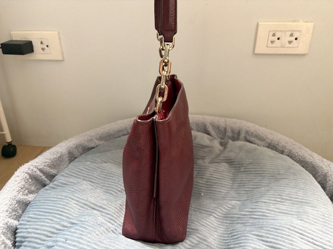 Kate Spade Shoulder Bag (Category: Shoulder Bags) located in Muntinlupa City. Submitted by suh.llyx (Listing ID 1466206508, Image 3). Description: Personal fave! Bought from US. Minimal signs of usage Loc: alabang, mnl .