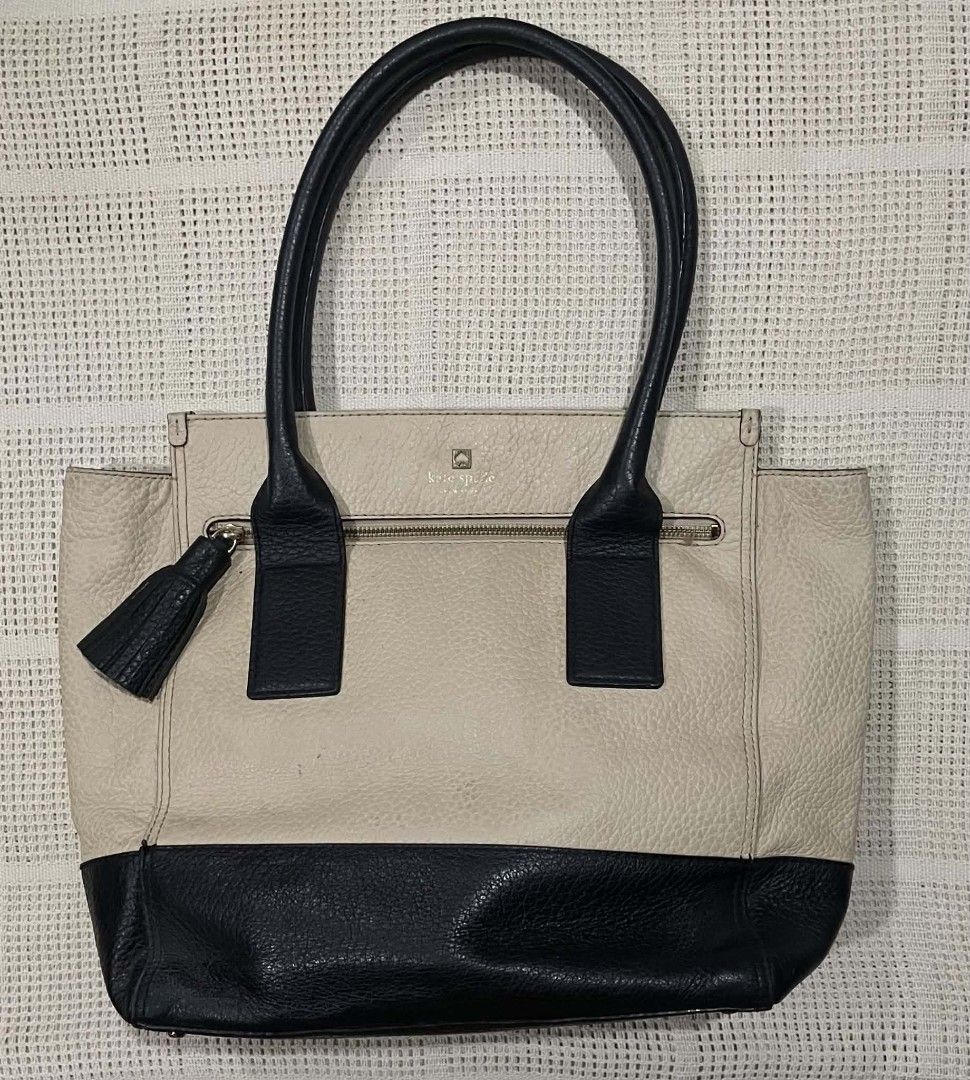 Kate Spade Two Tone Leather Tote Bag (Category: Luxury Bags & Wallets) located in Bacolod City. Submitted by abkicks_apparel (Listing ID 1466330795, Image 1). Description: Kate Spade Two Tone Leather Tote Bag Large Size Multiple Compartments Inside Excellent Condition No Hidden Issues .