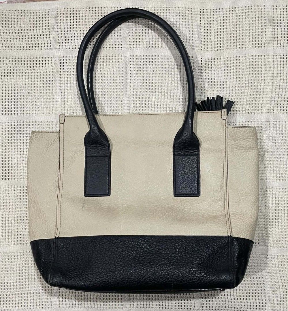Kate Spade Two Tone Leather Tote Bag (Category: Luxury Bags & Wallets) located in Bacolod City. Submitted by abkicks_apparel (Listing ID 1466330795, Image 2). Description: Kate Spade Two Tone Leather Tote Bag Large Size Multiple Compartments Inside Excellent Condition No Hidden Issues .