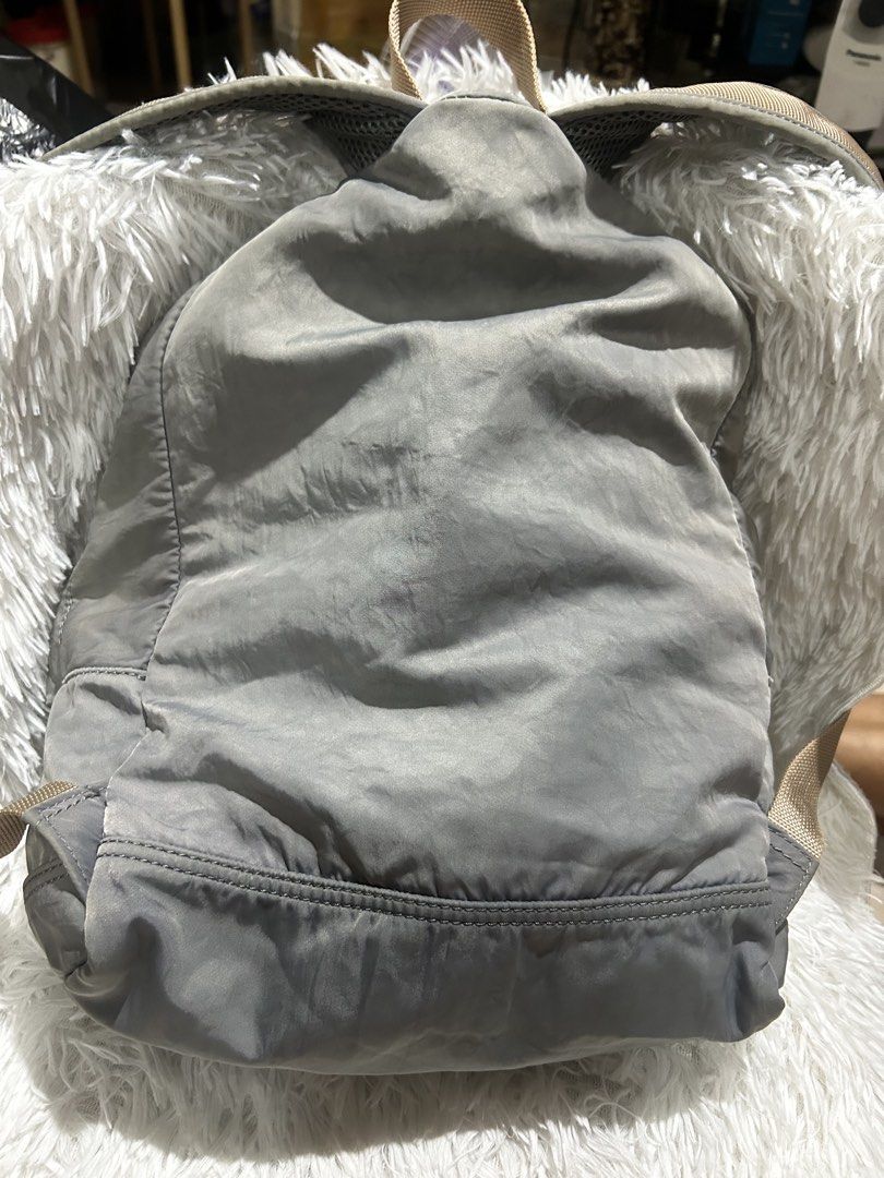 Ken zo Tiger Backpck (Category: Backpacks) located in Pasig City. Submitted by minminreyn (Listing ID 1466233334, Image 3). Description: Pa acid gray ang color ewan ko kung ganyan na talaga kasi ung logo na tiger hindi naman naapektuhan kung sakaling nagfaded nga hndi naman nadamay, ung sa breathable strap brown na brown parin no kupas rin,pero ung pang gilid ng strap same color ng mismong bag ha acid gray din w/Etiketa na dalawa /coded Silver na