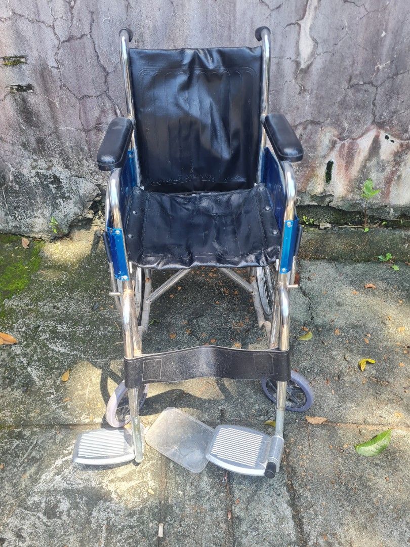 Kid's Wheelchair (Category: Wheelchairs) located in Quezon City. Submitted by declutter1990 (Listing ID 1449228430, Image 2). Description: this fits kids only issue: may rust, natatangal yung right footplate.