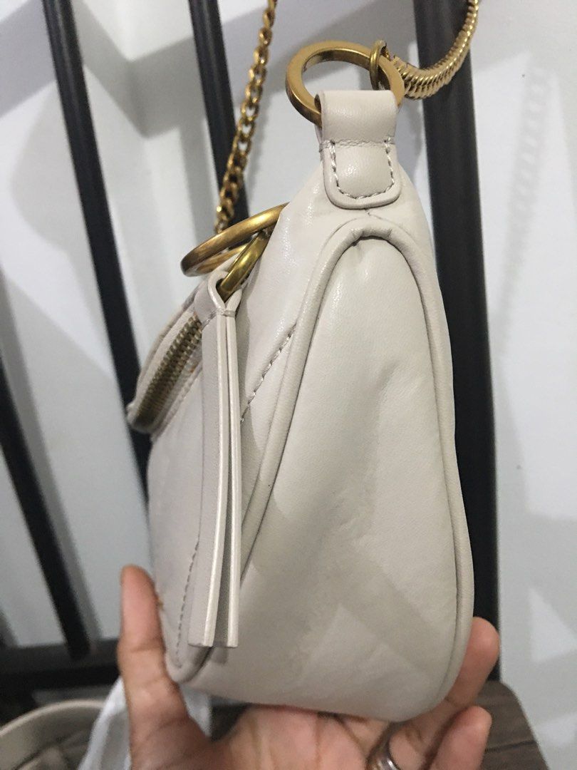 Kili bag/shoulder bag/Charles&Keith/Original (Category: Shoulder Bags) located in Morong. Submitted by vastcat.b247ee680 (Listing ID 1466249253, Image 3). Description: Item is preloved It has small dirt (washable) inside seen in the pic Nylon type Super nice on actual No sira no major issues no tarnish.