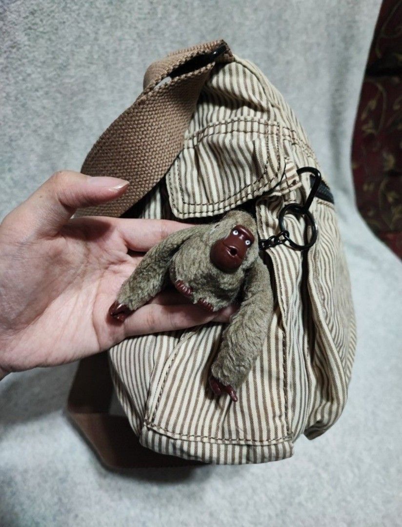 Kipling Bundle (Category: Shoulder Bags) located in Baguio. Submitted by jayrgijc52758 (Listing ID 1466168102, Image 3). Description: Kipling bundle pang twinning 😁 Both with monkey 👜Shoulder bag: almost large Has lots of compartments 👜Sling bag: faded ung kipling logo print nya sa front Medium size Both in very good condition 1200.