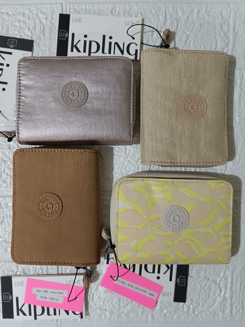 Kipling Money Love Small Wallet (Category: Wallets & Card holders) located in Mandaluyong City. Submitted by sheila_snapshoppe (Listing ID 1466169857, Image 1). Description: Kipling Money Love Small Wallet size: 3.75''L x 5''H x 1''D 💯% guaranteed original from Kipling US 🇺🇸 MOP: BDO / gcash MOD: J&T / lalamove 📍 Mandaluyong.