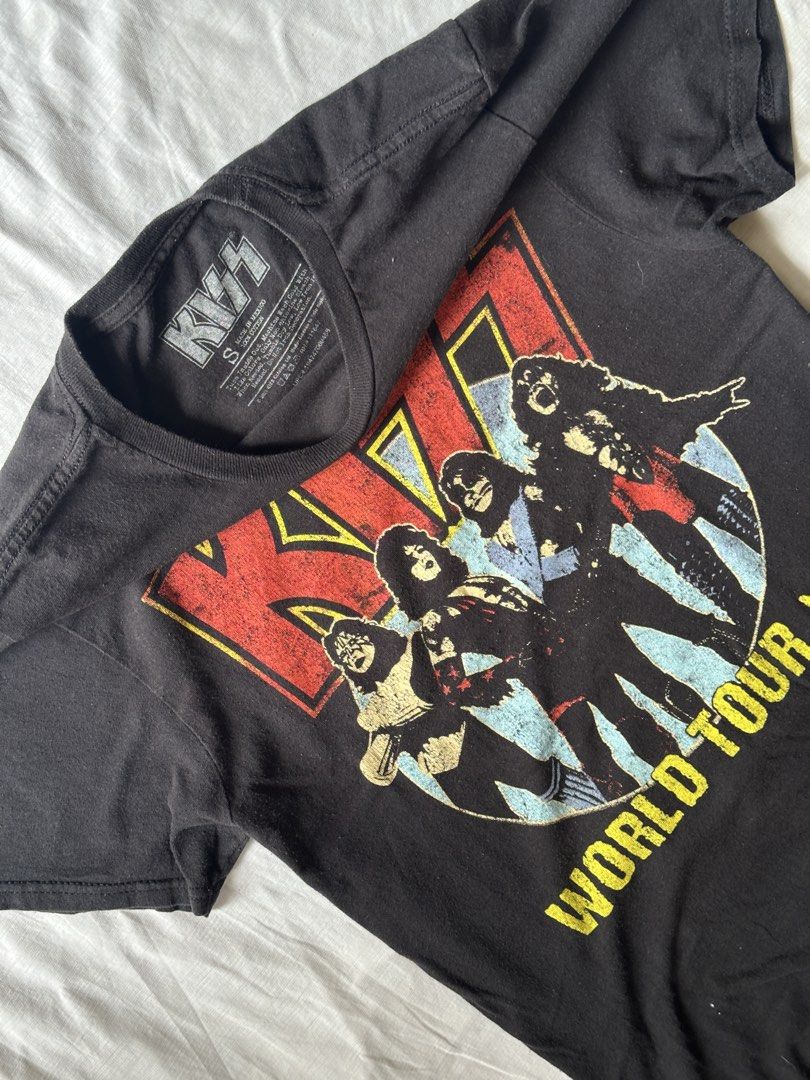 KISS BAND SHIRT (Category: Tshirts & Polo Shirts ) located in Davao. Submitted by kelsocool (Listing ID 1466255755, Image 2). Description: KISS “World Tour ‘77” Graphic Tee Dimes (inch): 26.5 - length 18 - width 7 - sleeve color rate: 9/10 good condition no issue Description: Classic KISS World Tour ‘77 front graphic on a washed black base. Solid vintage rock aesthetic, perfect for everyday streetwear layering..
