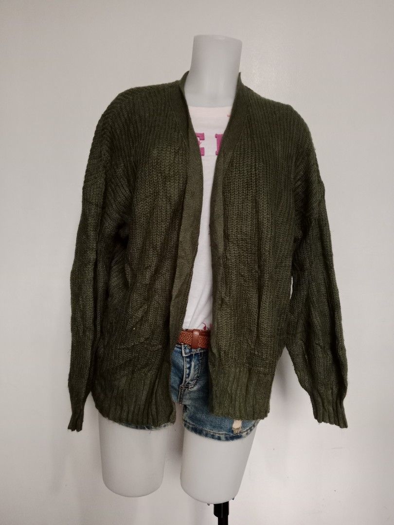Knitted Sweater (Category: Coats, Jackets and Outerwear) located in Manila. Submitted by mamapards17 (Listing ID 1466244583, Image 1). Description: .