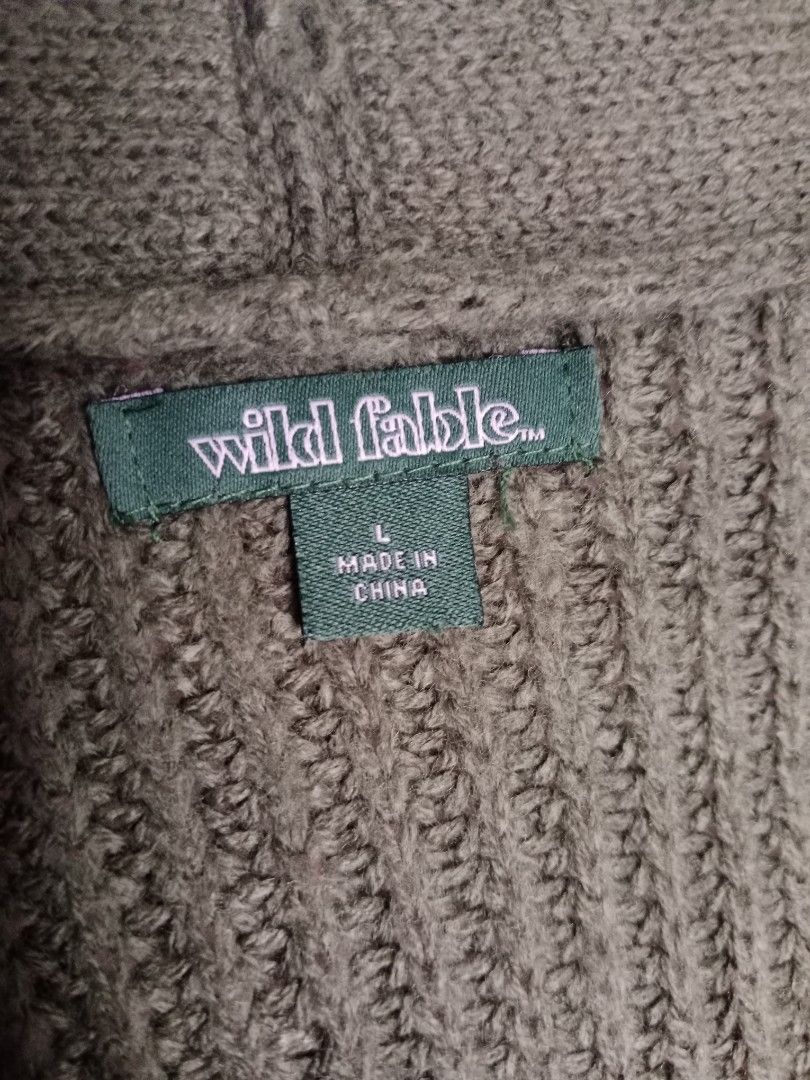 Knitted Sweater (Category: Coats, Jackets and Outerwear) located in Manila. Submitted by mamapards17 (Listing ID 1466244583, Image 2). Description: .