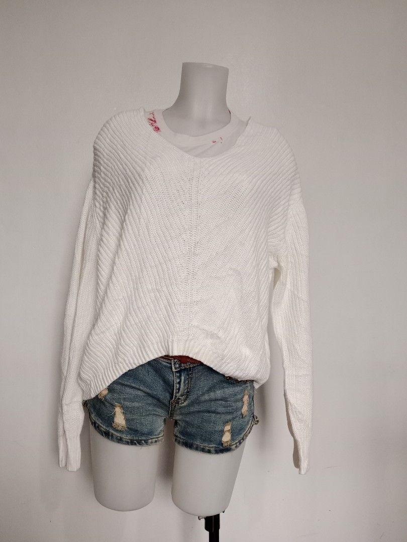 Knitted Sweaters (Category: Coats, Jackets and Outerwear) located in Manila. Submitted by mamapards17 (Listing ID 1466247641, Image 1). Description: .