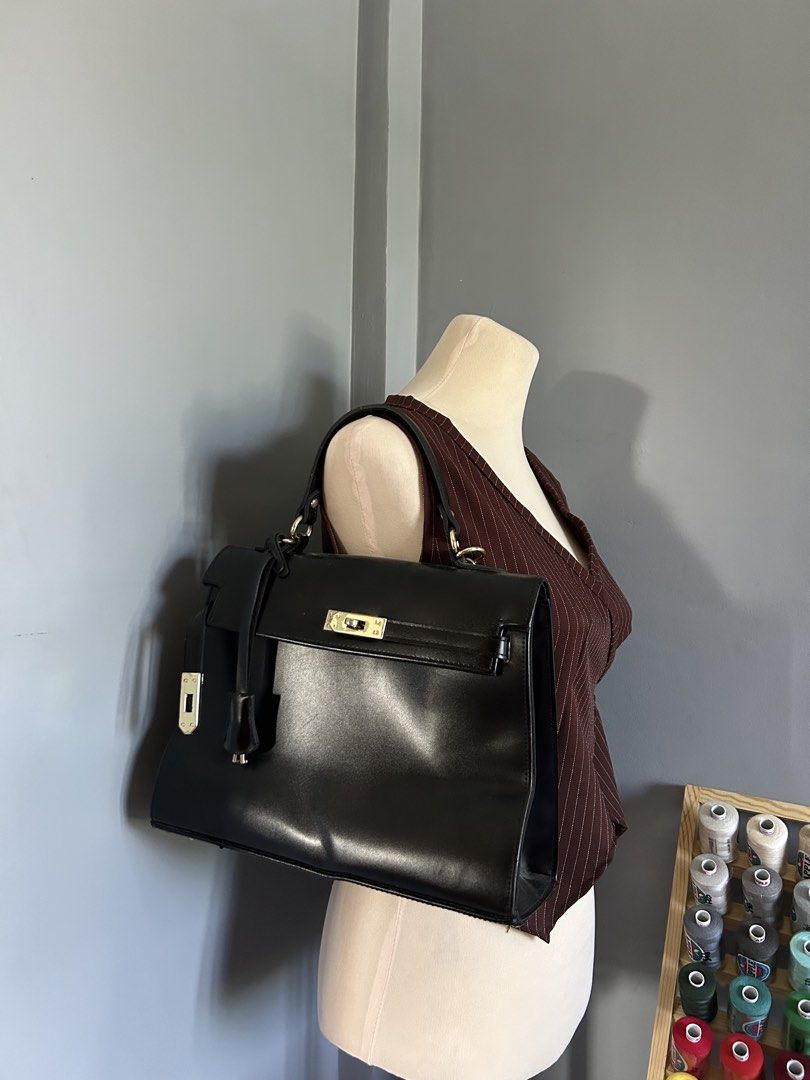 Laptop bag (Category: Shoulder Bags) located in Banaybanay. Submitted by rethread.co (Listing ID 1466190220, Image 2). Description: Adjustable strap ( large laptop bag ) premium quality leather .
