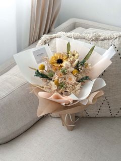 Table arrangements/preserved flowers, Hobbies & Lifestyle, Flowers ...