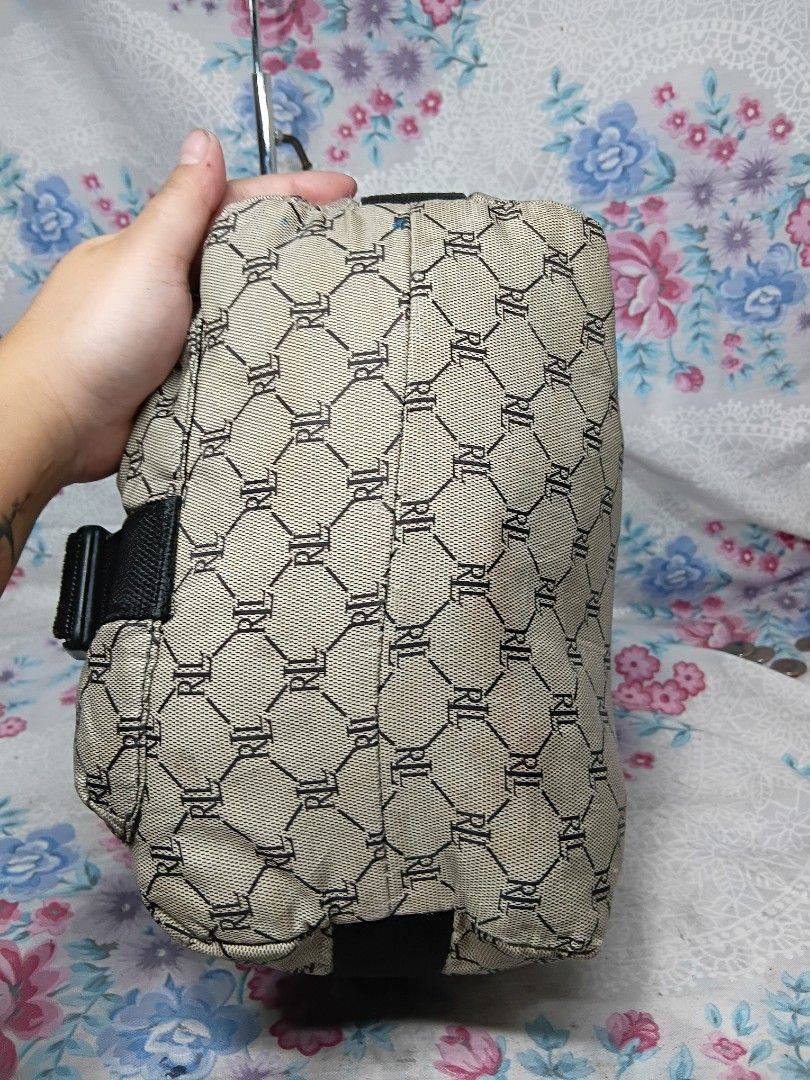 LAUREN BY RALPH LAUREN CANVAS SHOULDER BAG (Category: Shoulder Bags) located in General Mariano Alvarez. Submitted by adonid (Listing ID 1466217213, Image 3). Description: LAUREN BY RALPH LAUREN CANVAS SHOULDER BAG GOOD CONDITION NORMAL SIGN OF USAGE ONLY.