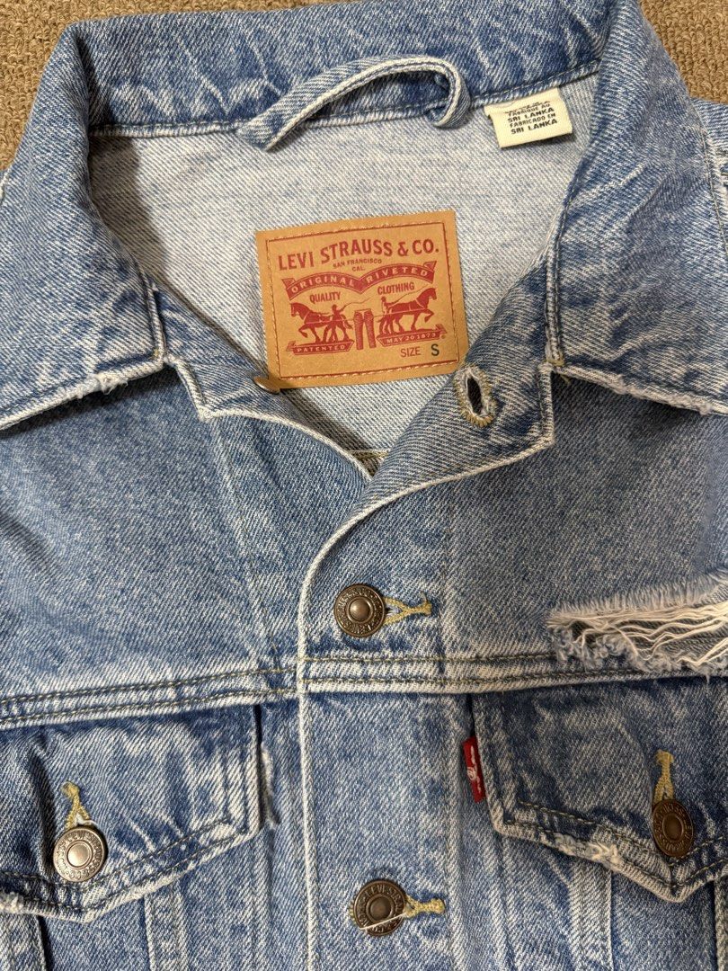 Levi Brand Light Washed Oversized Denim Jacket Size (Category: Coats, Jackets and Outerwear) located in General Santos City (Dadiangas). Submitted by jaqs87 (Listing ID 1466336060, Image 3). Description: .