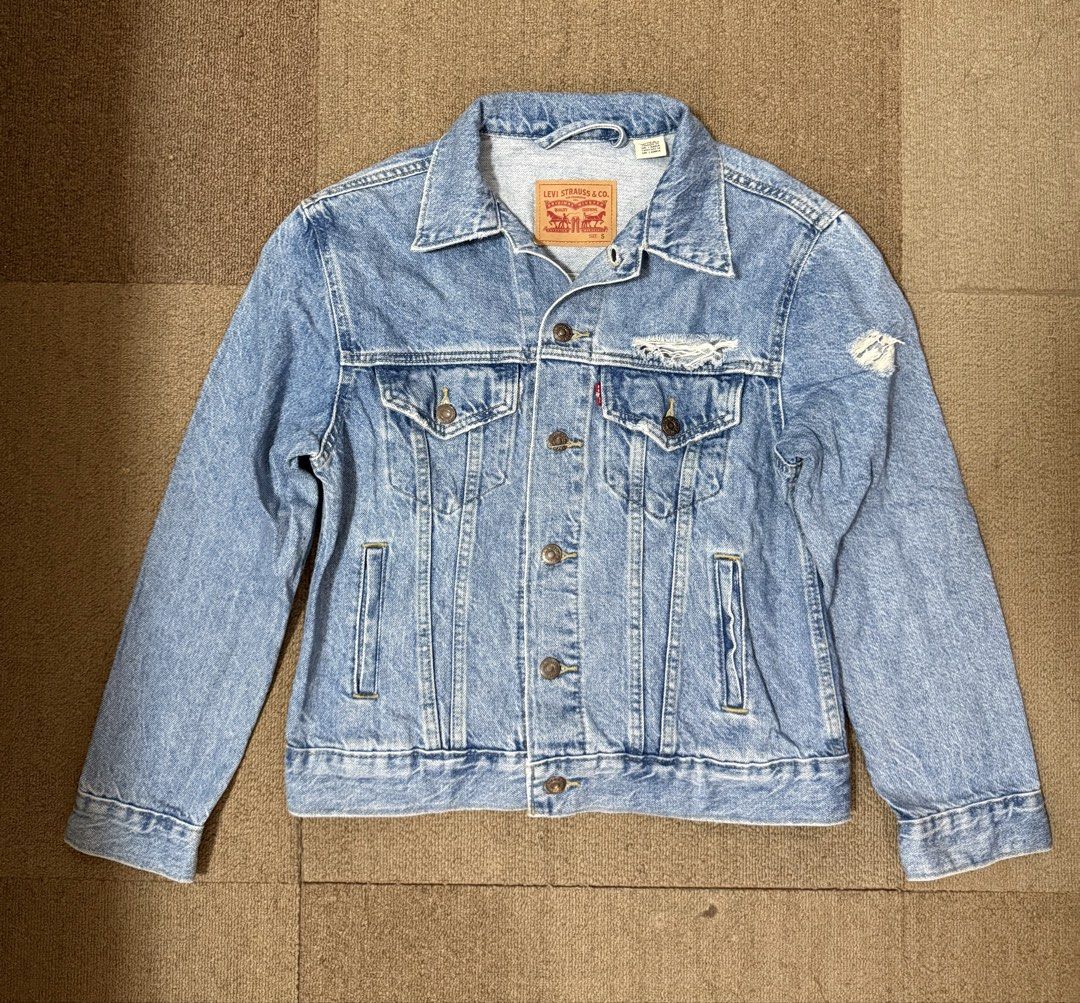 Levi Brand Light Washed Oversized Denim Jacket Size (Category: Coats, Jackets and Outerwear) located in General Santos City (Dadiangas). Submitted by jaqs87 (Listing ID 1466336060, Image 1). Description: .