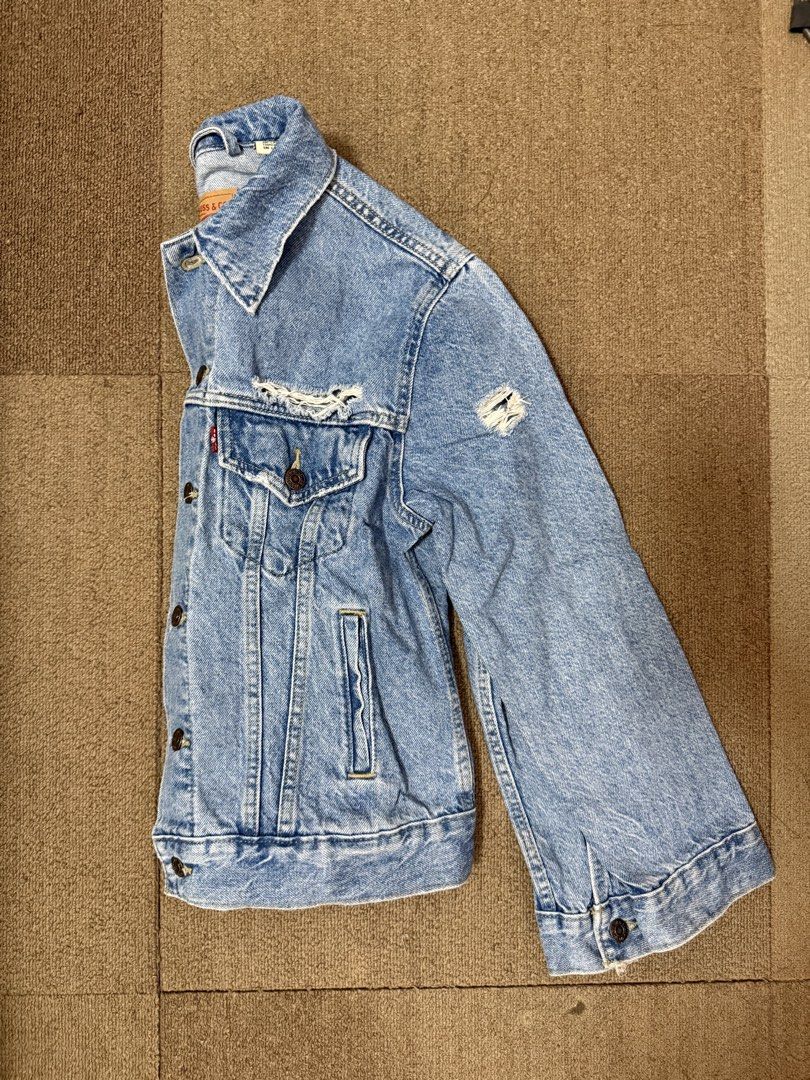 Levi Brand Light Washed Oversized Denim Jacket Size (Category: Coats, Jackets and Outerwear) located in General Santos City (Dadiangas). Submitted by jaqs87 (Listing ID 1466336060, Image 2). Description: .