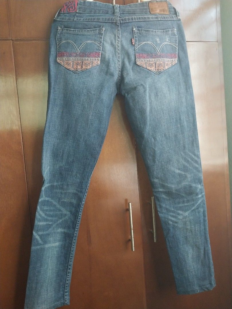 Levi's Demi Curve Jeans Size 25 (Category: Jeans) located in Aroroy. Submitted by imeea (Listing ID 1466158661, Image 2). Description: - Brand/Model: Levi's Demi Curve Jeans - Size: 25 (inner waist tag) - Fit/Style: Mid-rise, straight leg - Wash: Classic blue with natural fading on thighs and knees - Unique Details: Patterned pocket embroidery on the back and matching fabric trim on the front coin pocket - Condition: Lightly worn, great for every