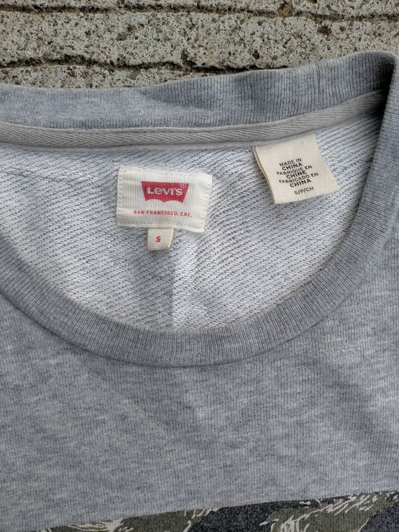 Levi's Grey Camo Box Logo Sweatshirt Size S (Category: Hoodies) located in Davao. Submitted by ervinpolino09 (Listing ID 1466269557, Image 3). Description: - Brand: Levi's - Color: Grey - Size: Small - Design: Camo print box logo with white Levi's lettering - Features: Long sleeves, ribbed cuffs/hem, soft interior fleece lining - Fit: Standard fit - Condition: Great casual piece for cooler weather.