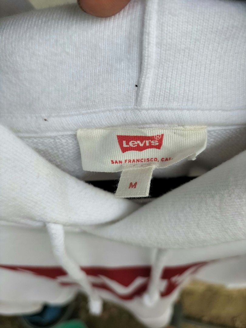 Levi's Hoodie Jacket white (Category: Activewear) located in Manila. Submitted by ramzzyyy (Listing ID 1466200105, Image 2). Description: .
