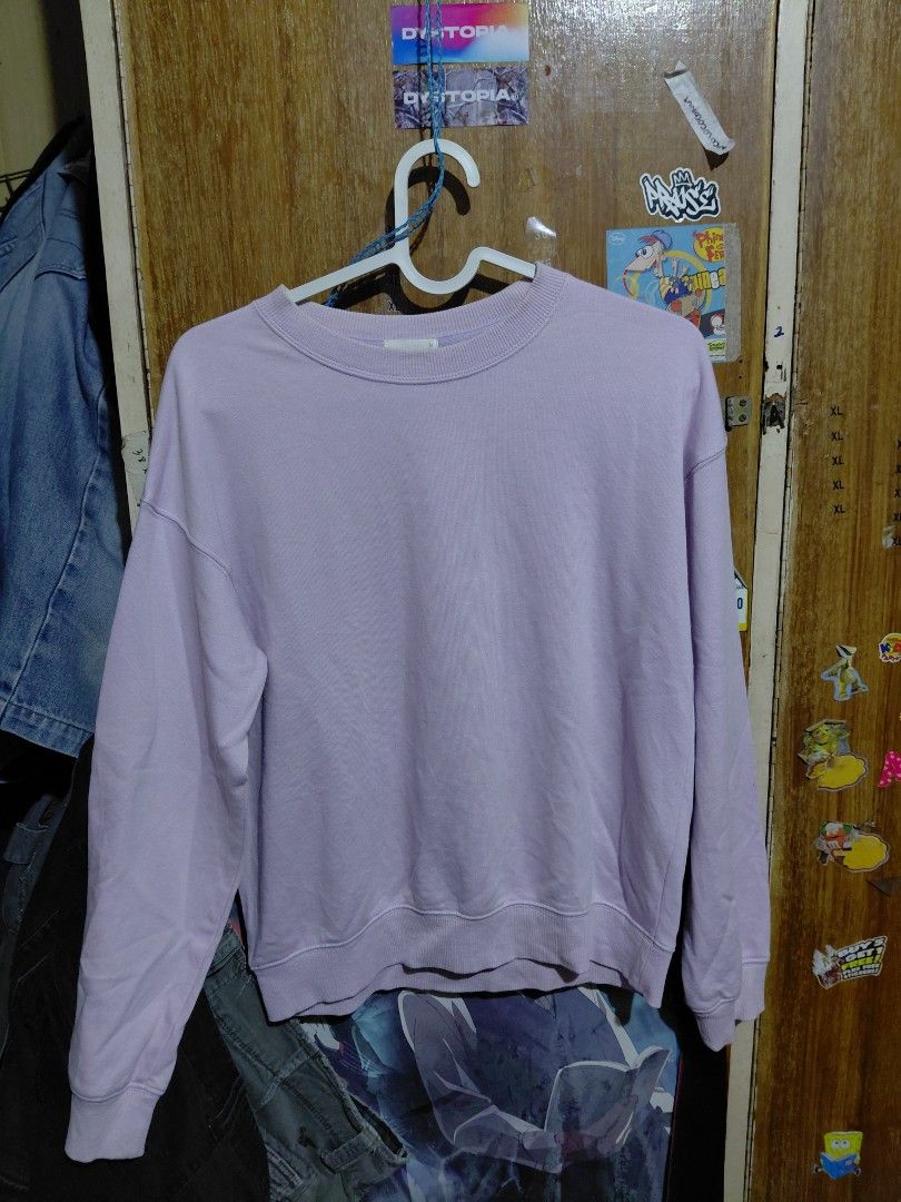Light Purple Crewneck Sweatshirt Lilac Lavender Pullover (Category: Coats, Jackets and Outerwear) located in Imus. Submitted by frootiloots4103 (Listing ID 1466314664, Image 1). Description: - Color: Pastel lilac / soft purple - Style: Minimalist crewneck pullover - Material: Comfortable fleece lining inside - Details: Long sleeves with ribbed cuffs and hem - Versatility: Easy to match with jeans or joggers OPEN FOR NEGO (best if aspack) 📍 Imus,