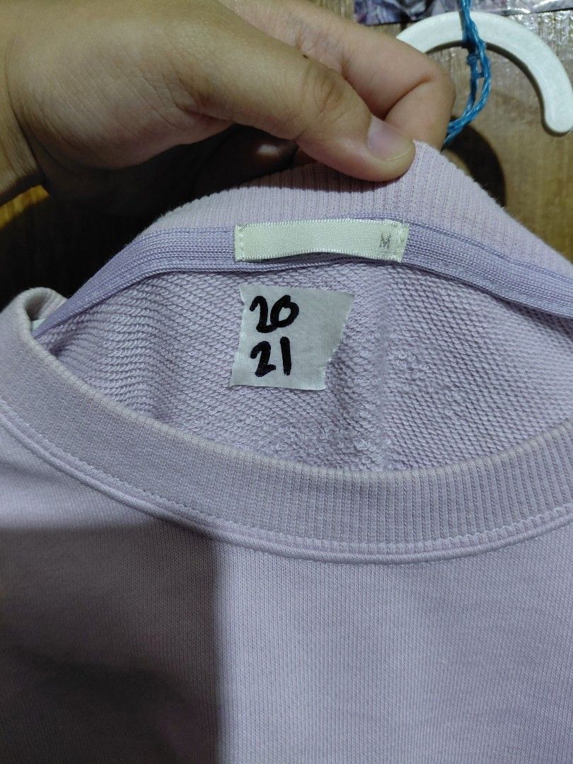 Light Purple Crewneck Sweatshirt Lilac Lavender Pullover (Category: Coats, Jackets and Outerwear) located in Imus. Submitted by frootiloots4103 (Listing ID 1466314664, Image 2). Description: - Color: Pastel lilac / soft purple - Style: Minimalist crewneck pullover - Material: Comfortable fleece lining inside - Details: Long sleeves with ribbed cuffs and hem - Versatility: Easy to match with jeans or joggers OPEN FOR NEGO (best if aspack) 📍 Imus,