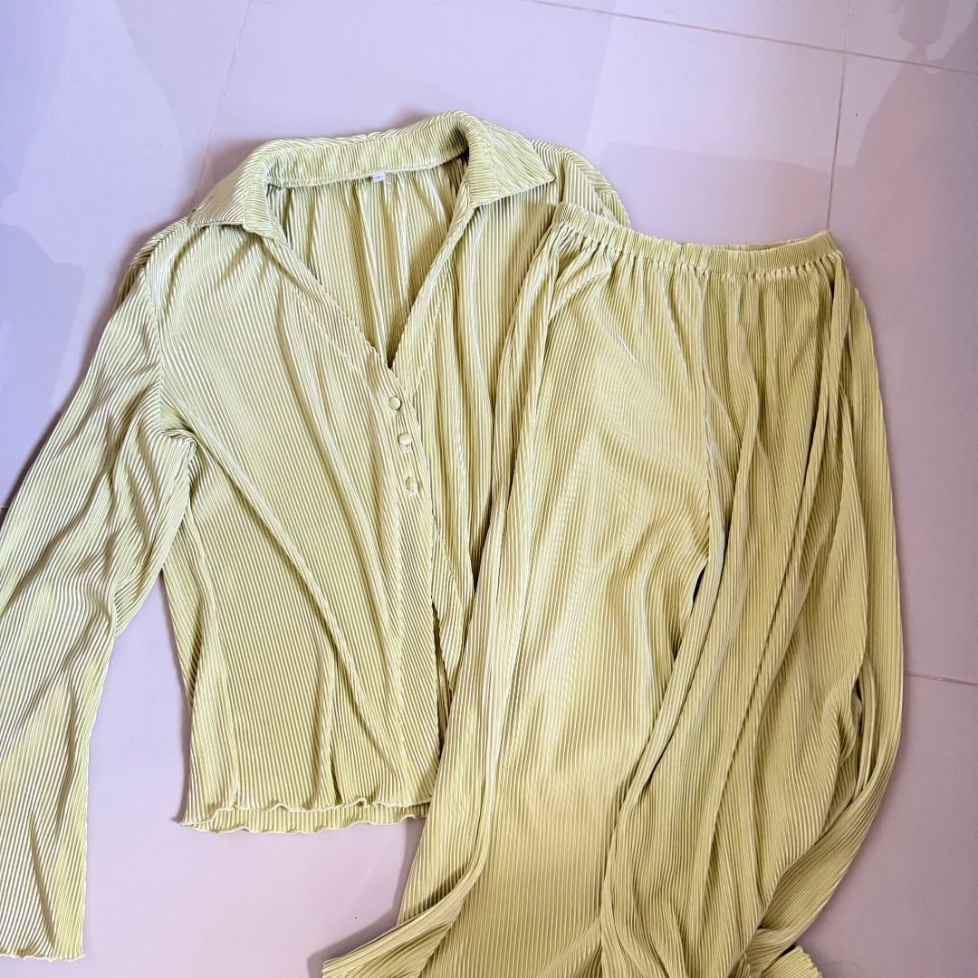 Lime Green Pleated Coordinates (Category: Sets or Coordinates) located in Baliuag. Submitted by dubu.preloved (Listing ID 1466274289, Image 1). Description: Lime Green Pleated Coordinates from IG Local Shop - Worn Once ✨ Condition: 9/10 📏 Best Fit: M-L 🚚 Shipping available via JNT/Flash 📍 Meet-up: Baliuag, Bulacan.