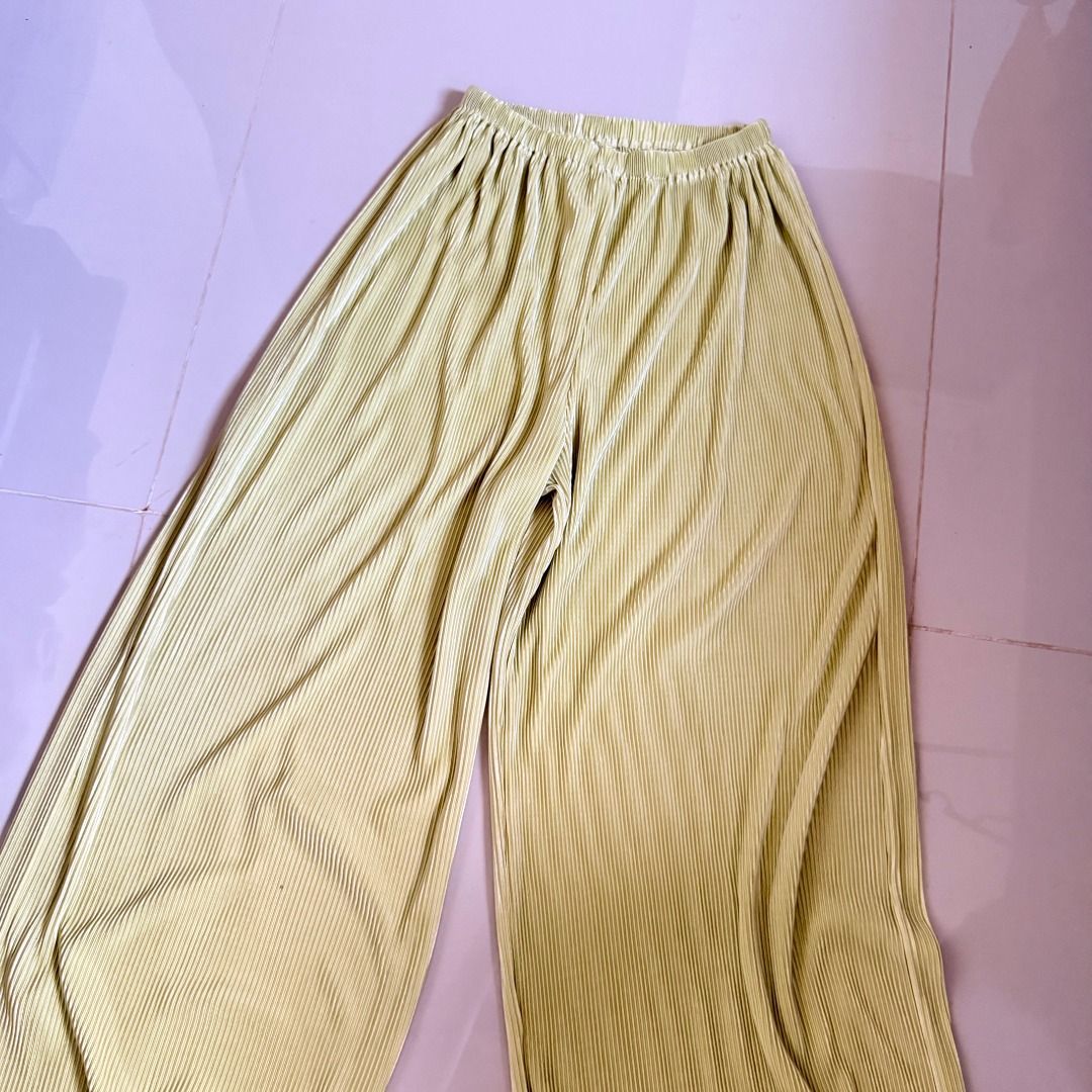 Lime Green Pleated Coordinates (Category: Sets or Coordinates) located in Baliuag. Submitted by dubu.preloved (Listing ID 1466274289, Image 3). Description: Lime Green Pleated Coordinates from IG Local Shop - Worn Once ✨ Condition: 9/10 📏 Best Fit: M-L 🚚 Shipping available via JNT/Flash 📍 Meet-up: Baliuag, Bulacan.