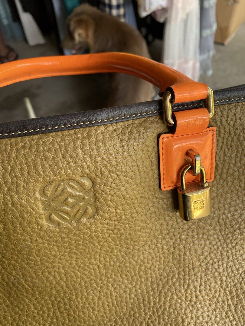 Loewe (Category: Luxury Bags & Wallets) located in Norala. Submitted by tiktothrift (Listing ID 1466167825, Image 3). Description: Loewe leather bag Issue sa baba ng handle.