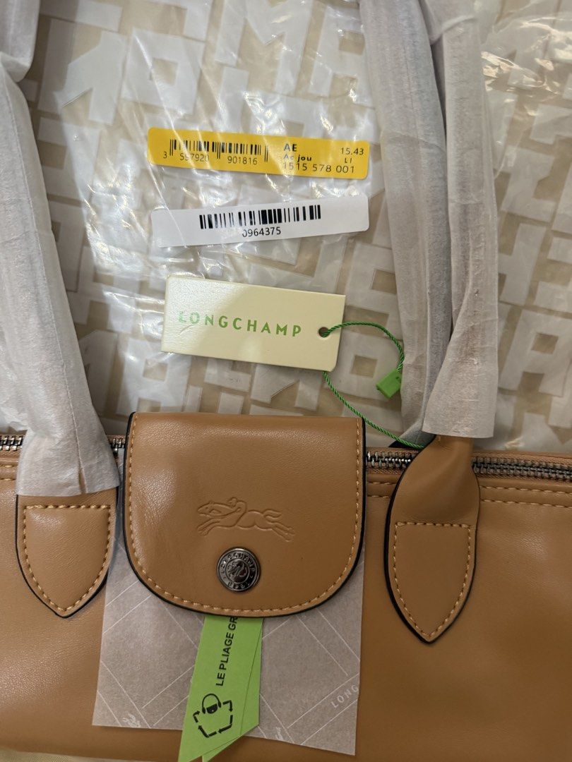 Longchamp (Category: Shoulder Bags) located in Cebu City. Submitted by shopnsave2015 (Listing ID 1466158543, Image 3). Description: Mall pull out .