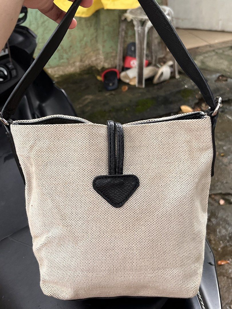 Longchamp (Category: Shoulder Bags) located in Cagayan de Oro. Submitted by allaboutukayukaybagscdo (Listing ID 1466231320, Image 3). Description: .
