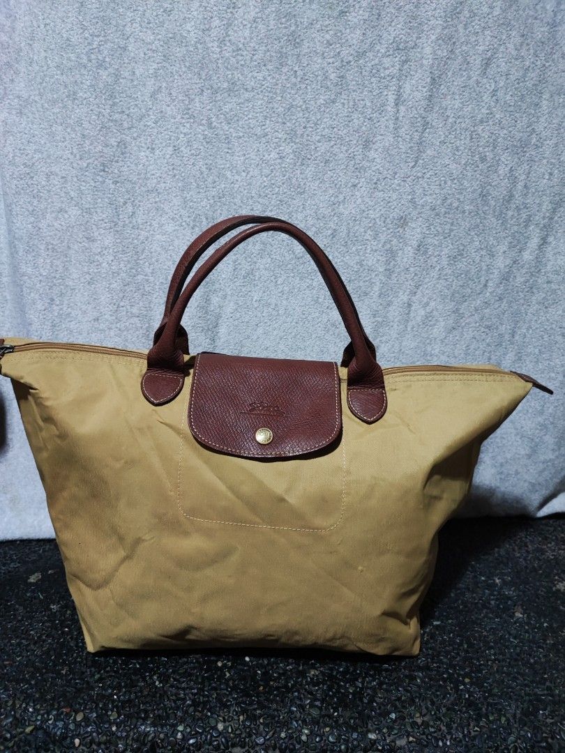 Longchamp Le Pliage Beige Tote Bag (Category: Luxury Bags & Wallets) located in Baguio. Submitted by jayrgijc52758 (Listing ID 1466167993, Image 1). Description: Longchamp short handle Medium May unting flaw sa loob upper part (see 2nd to the last photo) 500.