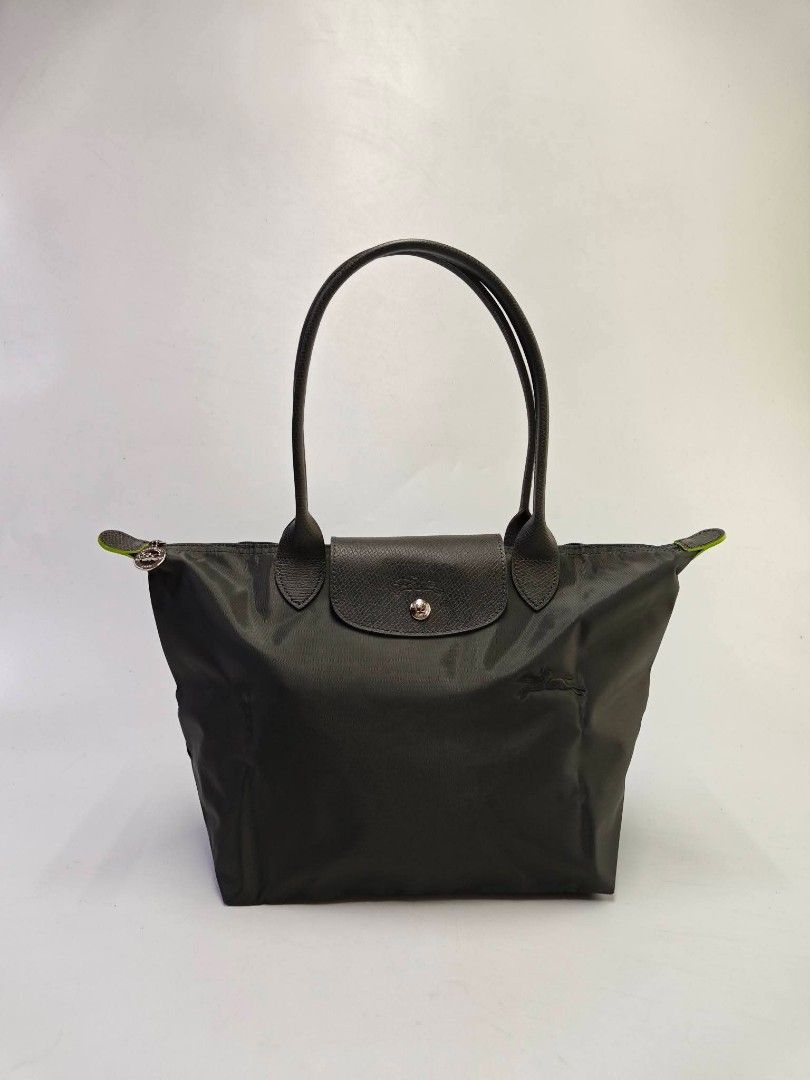 LONGCHAMP medium long handle club le pliage GRAPHITE (Category: Tote Bags) located in Quezon City. Submitted by tanramoni (Listing ID 1466220145, Image 1). Description: .