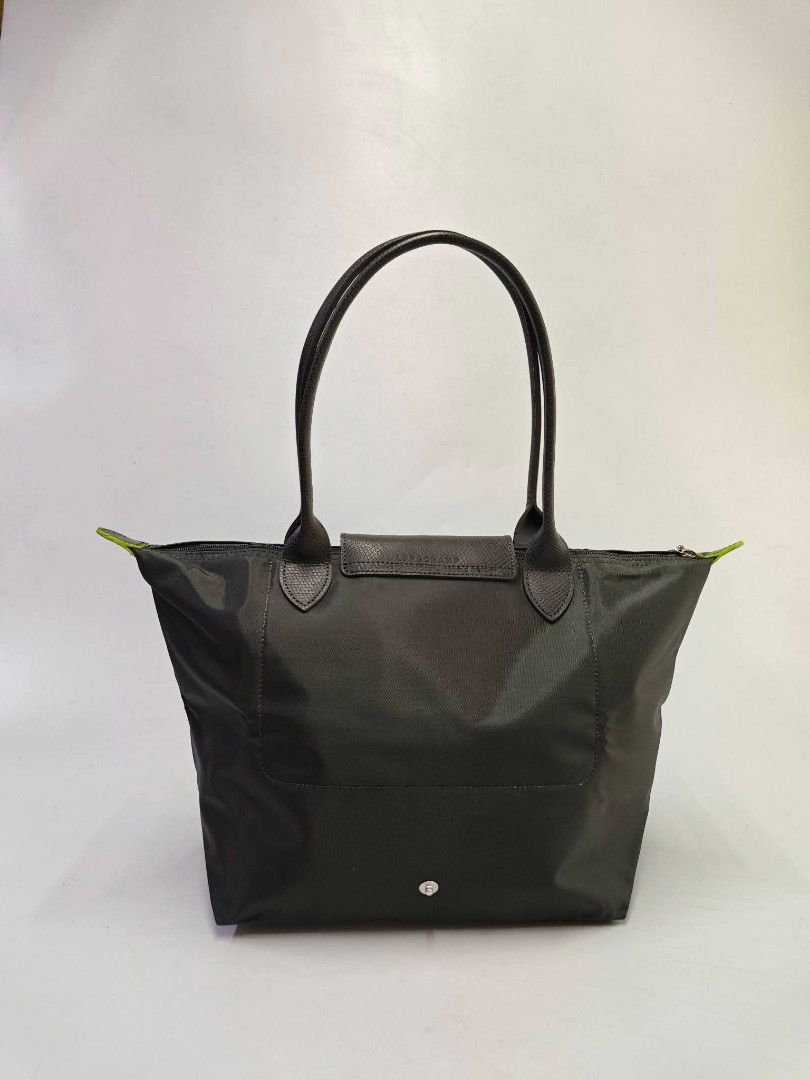 LONGCHAMP medium long handle club le pliage GRAPHITE (Category: Tote Bags) located in Quezon City. Submitted by tanramoni (Listing ID 1466220145, Image 3). Description: .
