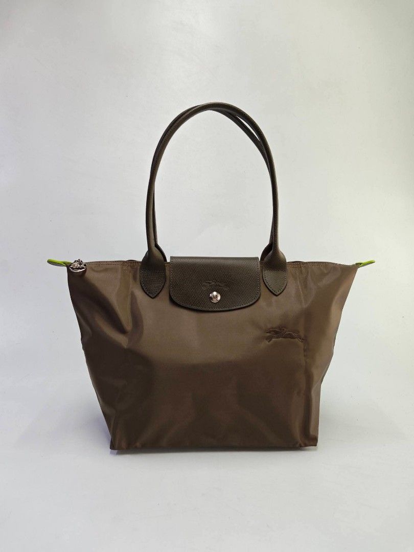 LONGCHAMP medium long handle club le pliage TERRA (Category: Tote Bags) located in Quezon City. Submitted by tanramoni (Listing ID 1466220384, Image 1). Description: .