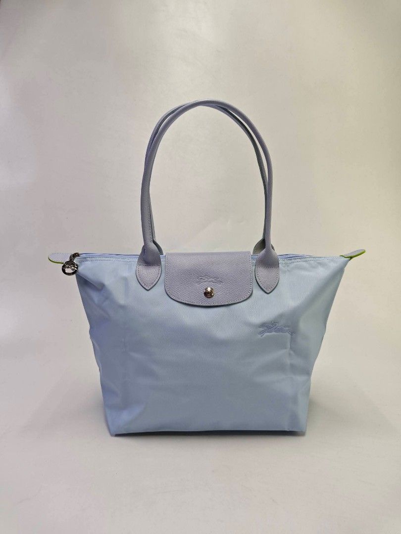 LONGCHAMP medium long handle club le pliage BABY BLUE, CEIL (Category: Tote Bags) located in Quezon City. Submitted by tanramoni (Listing ID 1466220607, Image 1). Description: .