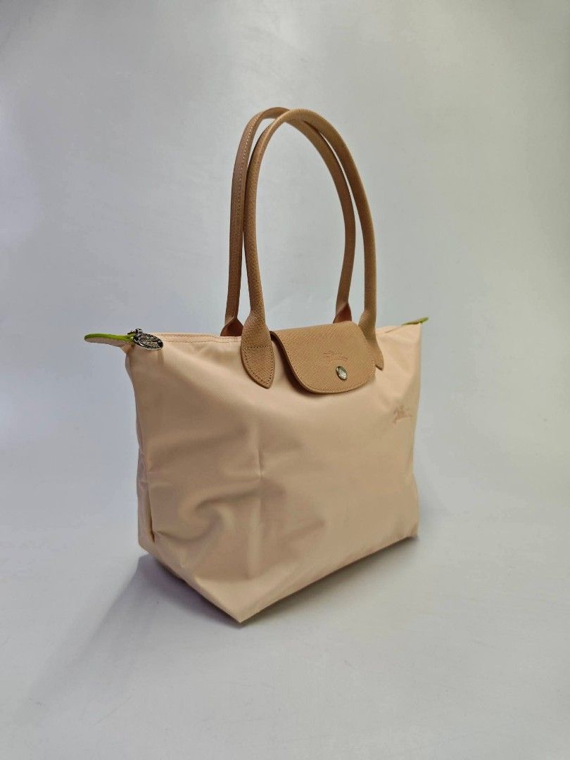 LONGCHAMP medium long handle club le pliage LIGHT PINK (Category: Tote Bags) located in Quezon City. Submitted by tanramoni (Listing ID 1466220792, Image 2). Description: .