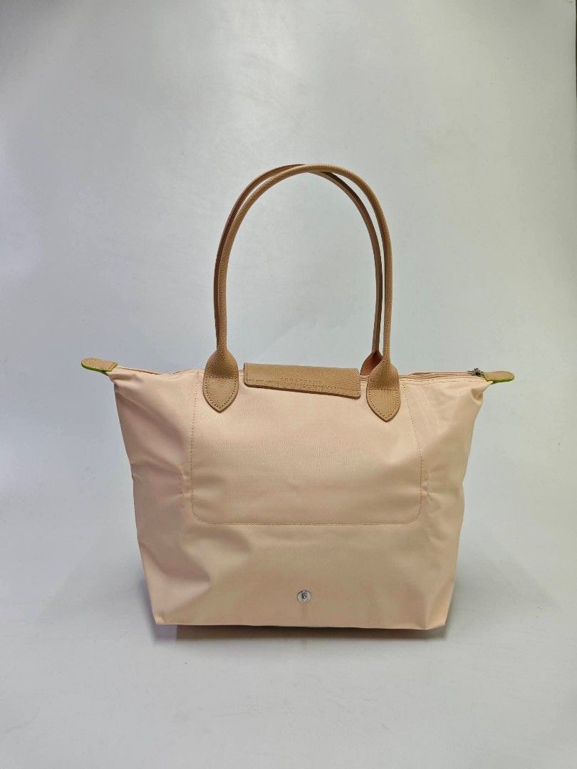LONGCHAMP medium long handle club le pliage LIGHT PINK (Category: Tote Bags) located in Quezon City. Submitted by tanramoni (Listing ID 1466220792, Image 3). Description: .