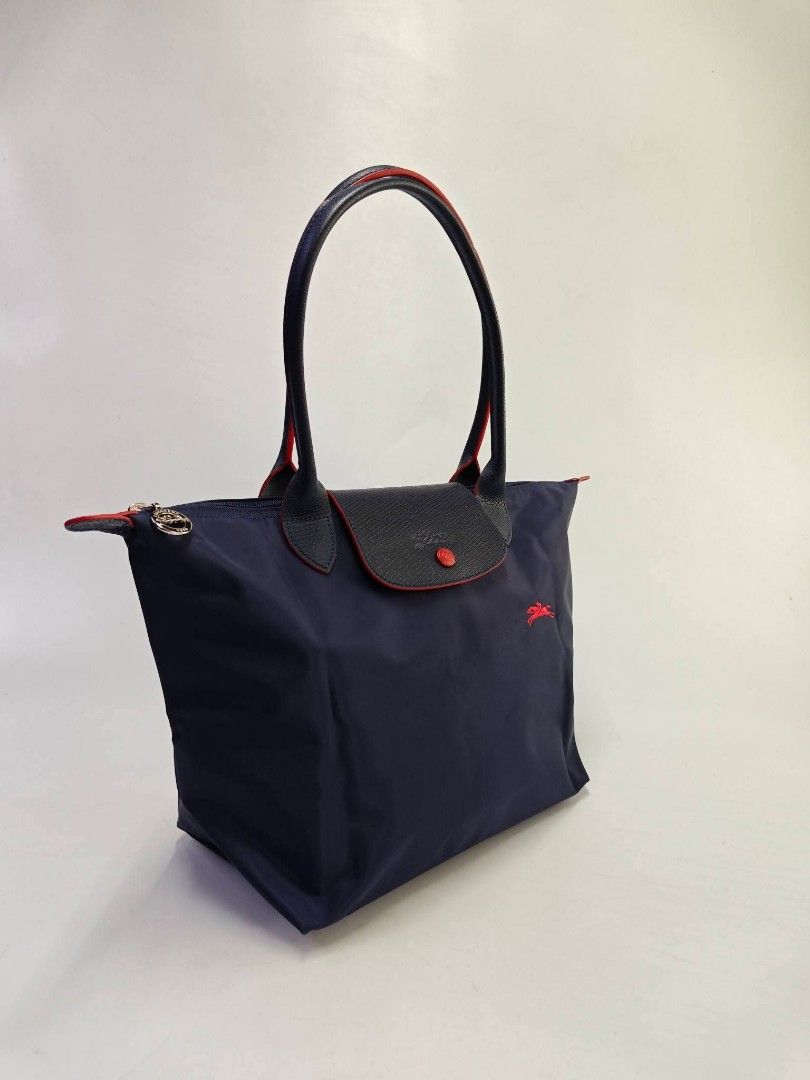 LONGCHAMP medium long handle club le pliage NAVY (Category: Tote Bags) located in Quezon City. Submitted by tanramoni (Listing ID 1466221128, Image 2). Description: .