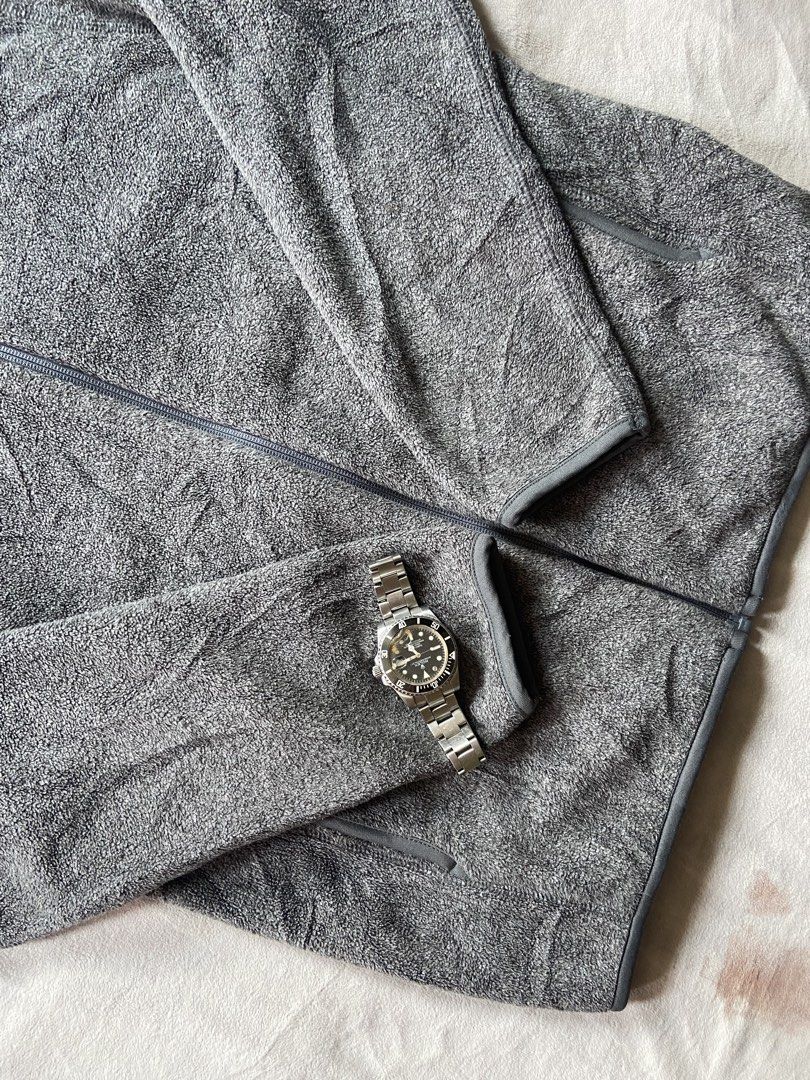 LONGSLEEVE ZIP UP (Category: Coats, Jackets and Outerwear) located in Bacolod City. Submitted by clerkhexx (Listing ID 1466320772, Image 3). Description: UNIQLO FULL ZIP GREY LONG SLEEVE Brand: UNIQLO Measurements: WIDTH 20 LENGHT 25 Mine: 250 Condition of this item 10 - color rate 10- no issue Check every photos for conditions of the item.