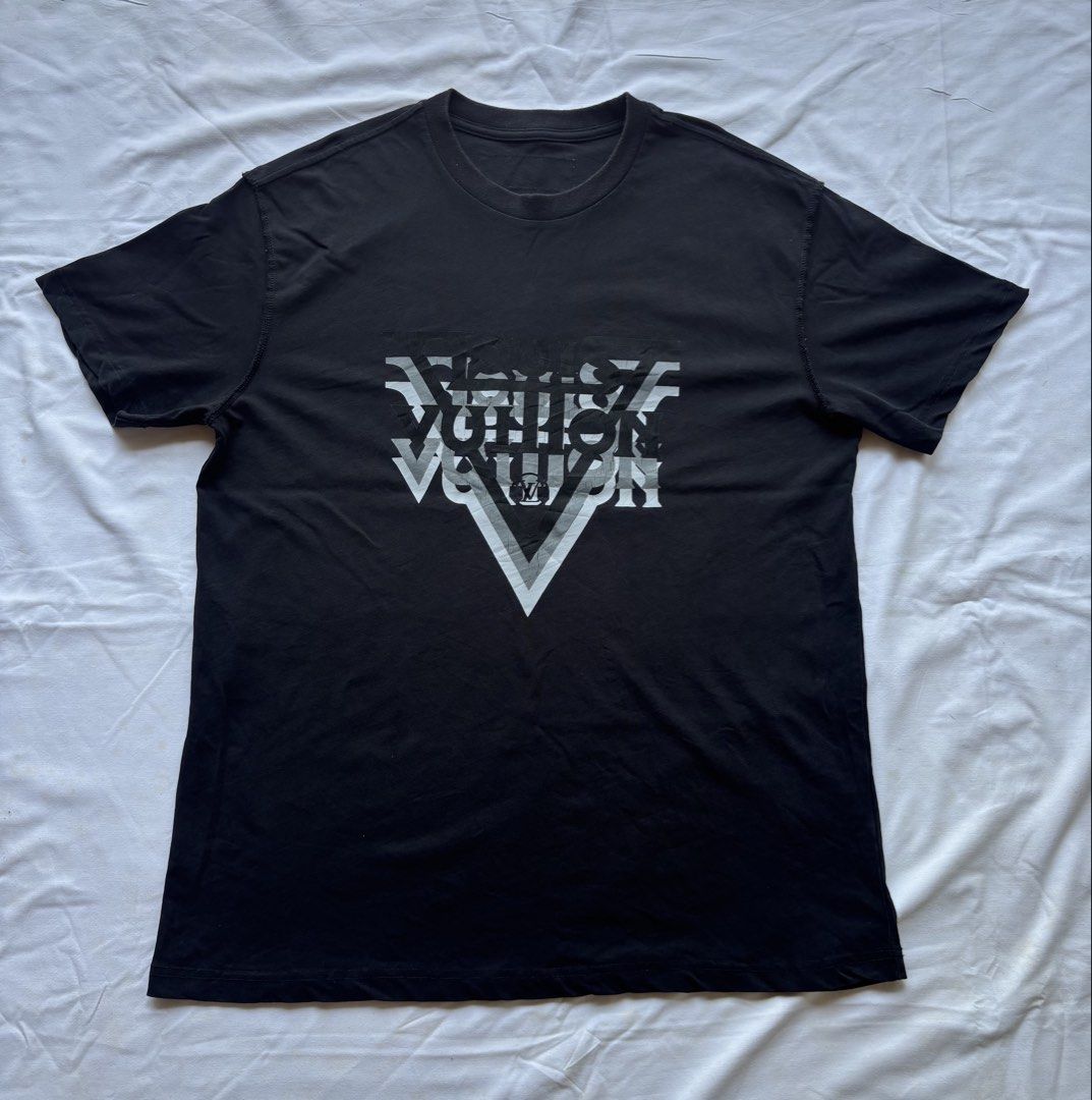 LOUIS VUITTON (Category: Formal Shirts) located in Gerona. Submitted by jeerthrift (Listing ID 1466254367, Image 1). Description: LOUIS VUITTON WASHED XLARGE W-22 L-30 Good condition Issue:min crack print ₱300+sf.