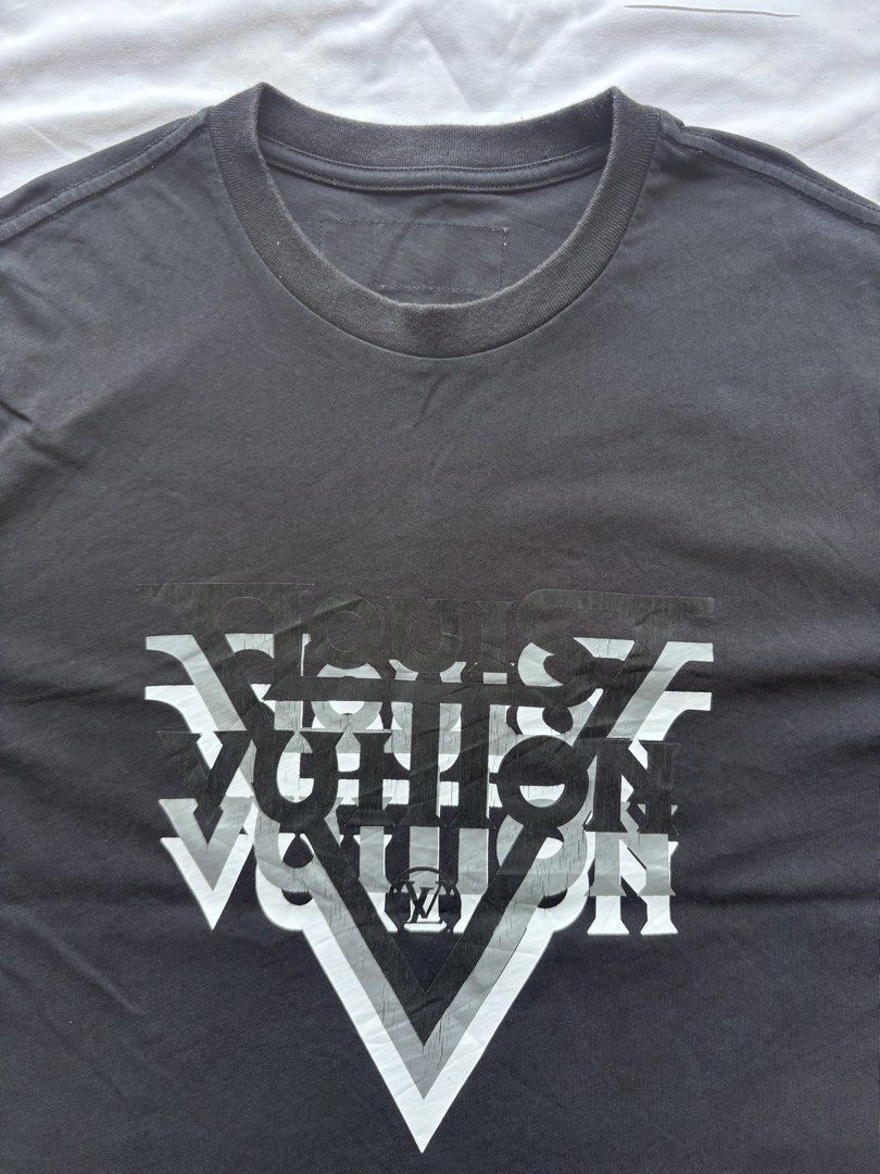 LOUIS VUITTON (Category: Formal Shirts) located in Gerona. Submitted by jeerthrift (Listing ID 1466254367, Image 2). Description: LOUIS VUITTON WASHED XLARGE W-22 L-30 Good condition Issue:min crack print ₱300+sf.